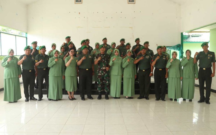 Dandim 1001/HSU-BLG Letkol Inf Dhuwi Hendradjaja foto bersama prajuritnya usai pelantikan kenaikan pangkat, Jum'at (6/10) 
