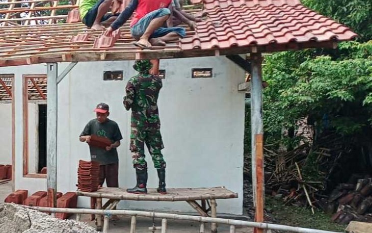 Gotong royong pasang genteng rumah warga desa binaan