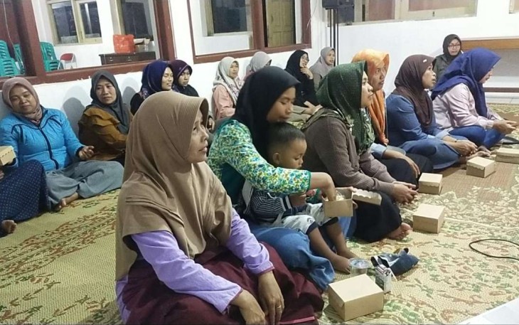 Antusias warga mengikuti penyuluhan KB di Balai Desa Plangkrongan, Senin (9/10)