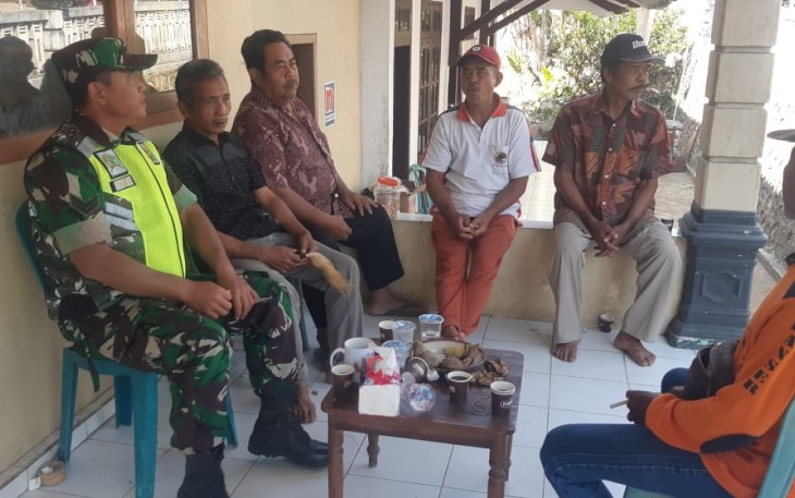 Komsos Babinsa bersama warga binaannya