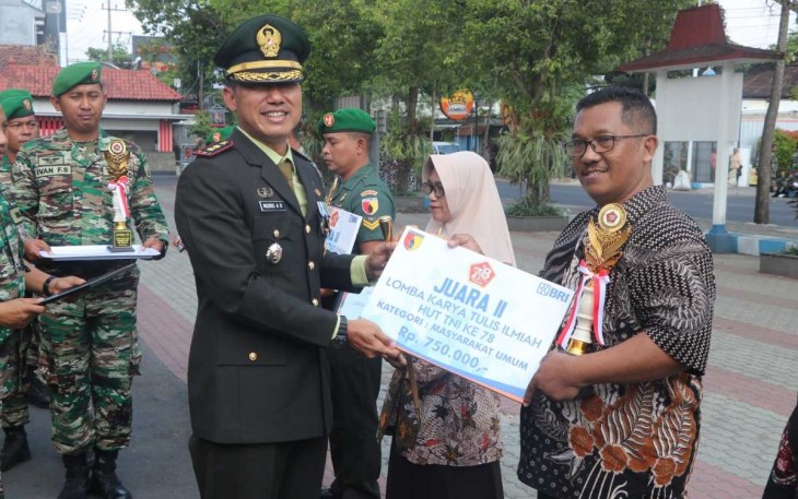 Dandim 0807/Tulungagung Letkol Czi Nooris Agus Rinanto saat memberikan hadiah lomba, Jum'at (13/10)