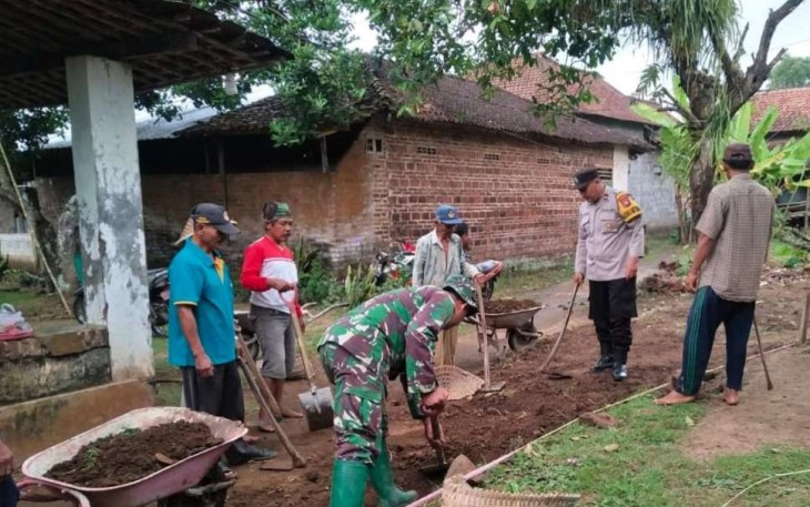 Bersihkan lingkungan bersama warga binaan