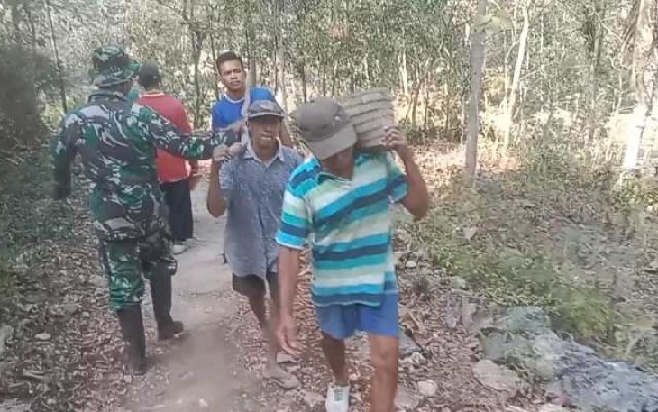 Karya Bakti Perbaiki Jalan Desa Binaan 