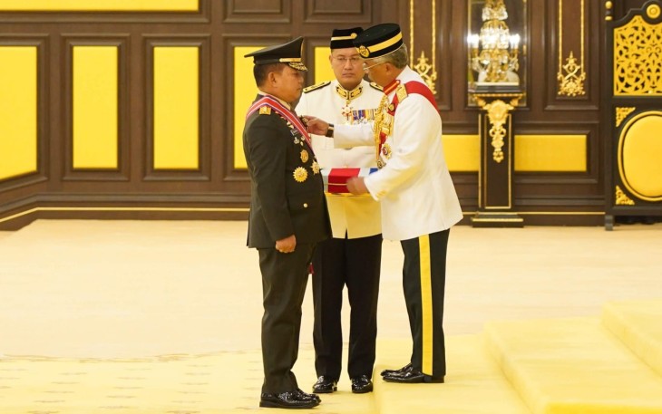 Kasad Jenderal TNI Dudung Abdurachman saat menerima Darjah Kehormatan Panglima Gagah Angkatan Tentera dari Kerajaan Malaysia, Kuala Lumpur Malaysia, Selasa (17/10) 