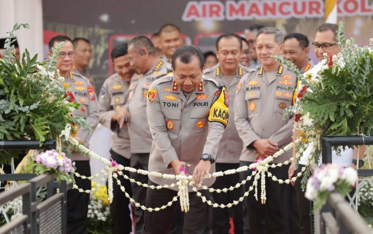 Irjen Pol Toni Harmanto saat meresmikan Semeru Walk di mapolda Jatim, Selasa (17/10)