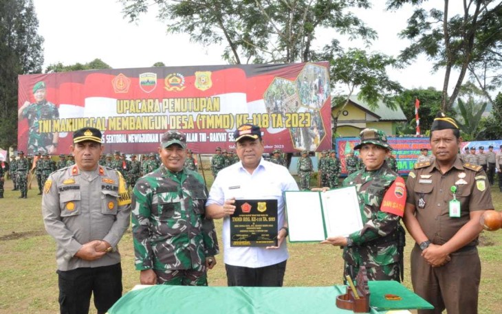 Danrem 023/KS Kolonel Inf Lukman Hakim saat menutup TMMD ke 118 Kodim 0206/Dairi, Kamis (19/10)