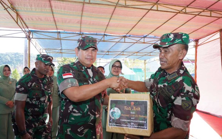 Pangdam XVI/Pattimura Mayjen Syafrial memberikan bantuan paket sembako prajuritnya di Koramil 02/Bobong, Maluku Utara, Kamis (19/10)