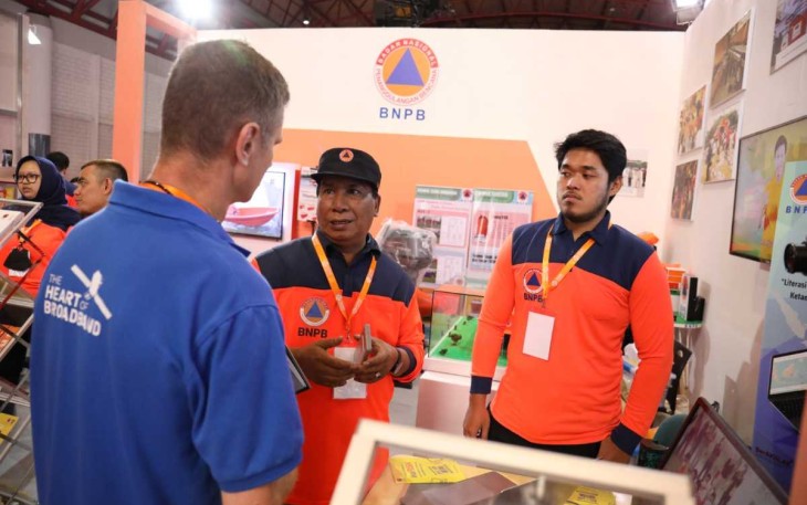 Tim BNPB memberikan penjelasan terkait layanan prabencana aplikasi INARisk kepada pengunjung di stan BNPB, saat pameran Emergency Disaster Reduction & Rescue (EDRR) Indonesia 2023, di Jiexpo, Jakarta, Kamis (19/10)