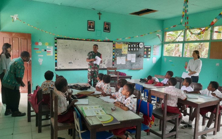 Babinsa Koramil 1710-07/Mapurujaya Bantu Mengajar di Sekolah