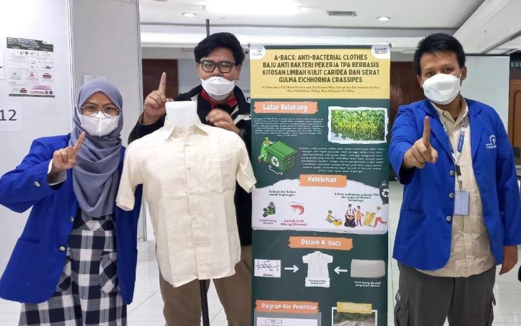 Wira beserta rekannya berhasil mengembangkan produk Baju Anti Bakteri (A-bacs) dari serat eceng gondok
