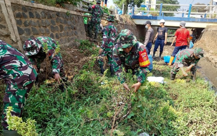 Karya bakti pembersihan alur sungai Simo 
