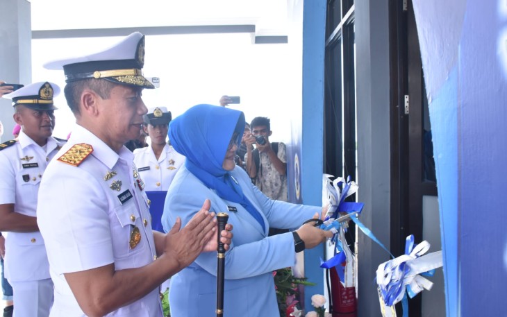 Ketua DJA III Ny Insani R Jayadi saat menggunting pita resmikan Lanal Nabire, Kamis (9/11)