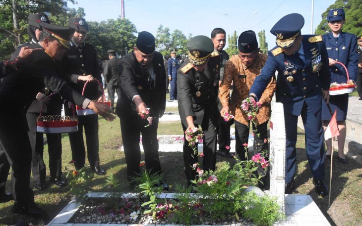Danrem 031/WB Brigjen TNI Dany Racka saat tabur bunga di TMP Kusuma Dharma, Jum'at (10/11)