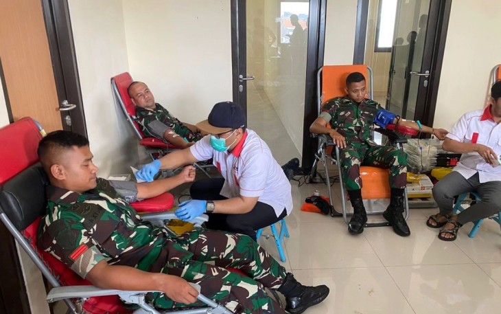 Donor darah prajurit Yonif PR 330/Tri Dharma di RSUD Cicalengka, Selasa (14/11)
