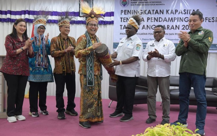 Mendes PDTT Abdul Halim Iskandar saat membuka kegiatan P3PD 2023 Provinsi Papua Barat Daya di Hotel Mariat Sorong, Rabu (15/11)