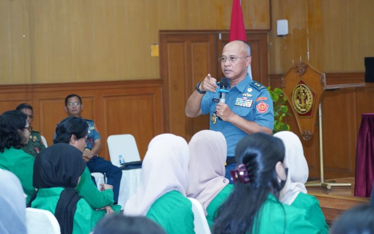 Wakapuspen TNI Brigjen TNI Teguh Pudji pada kegiatan kunjungan mahasiswa Program Studi Ilmu Komunikasi Fakultas Ilmu Sosial dan Ilmu Politik Universitas Nasional dalam rangka wawancara, di Puspen TNI, Mabes TNI Cilangkap, Jakarta Timur, Kamis (16/11/2023).