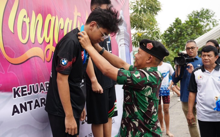 Kapuspen TNI Laksda TNI Julius Widjojono, saat membuka kegiatan Banten Open Swimming 2023, yang berlangsung di kolam renang Yonif 203, Tirta Arya Kamuning, Jalan Gatot Subroto, Tangerang, Banten. Jumat (17/11/2023).