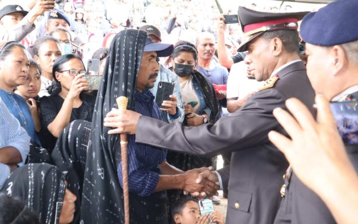 Kapolda NTT Irjen Pol Johni Asadoma bersama keluarga almarhum Bharatu Anumerta Bonifasius Jawa, Sabtu (25/11)