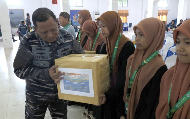 Aspotmar Danlantamal VI Kolonel Laut (P) Martinus Hary Wibowo saat memberikan baksos, Kamis (30/11)