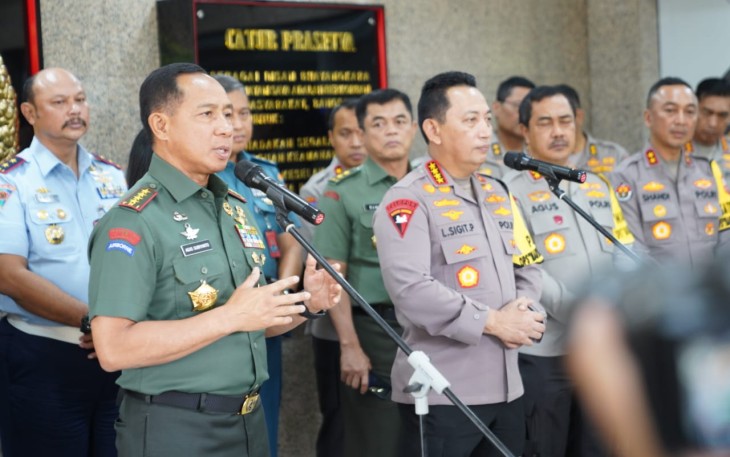 Panglima TNI Jenderal TNI Agus Subiyanto dan Kapolri Jenderal Pol Listyo Sigit Prabowo didampingi para pejabat utama Mabes Polri saat jumpa pers di Markas Besar (Mabes) Kepolisian Republik Indonesia  di Jalan Trunojoyo Kebayoran Baru Jakarta Selatan pada, Selasa (5/12/2023).