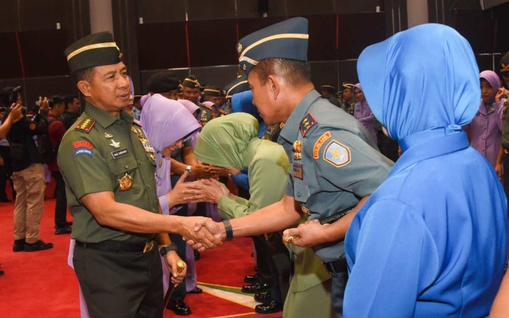 Panglima TNI Jenderal Agus Subiyanto memberikan ucapan selamat kenaikan pangkat Pangkolinlamil, Selasa (5/12)