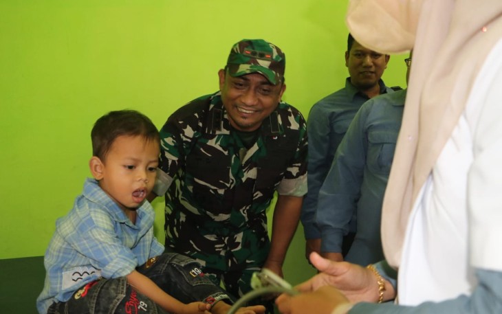 Dandim 0104/Atim Letkol Inf Tri Purwanto saat meninjau pelaksanaan baksos kesehatan pengobatan massal di Desa Alue Siwah Serdang, Rabu (6/12) 
