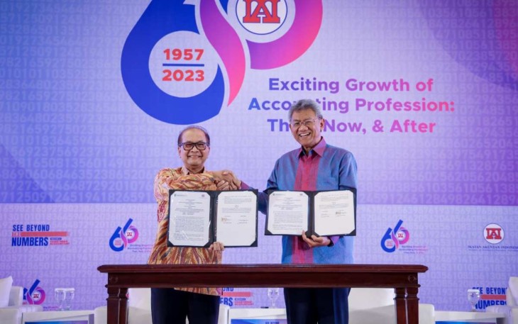 SeskemenkopUKM Arif Rahman Hakim saat menandatangani kerjasama IAI Perkuat Standardisasi Pelaporan Keuangan dan Tata Kelola KUMKM di Jakarta , Selasa (12/12)