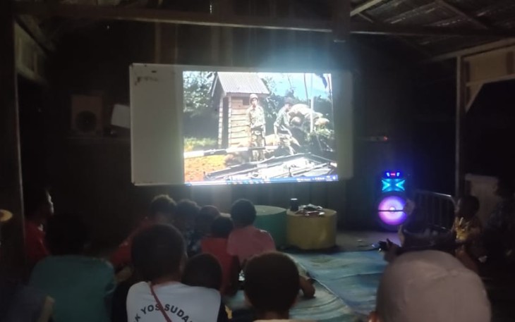 Aksi nonton bareng film Merah Putih di perbatasan, Selasa (12/12)