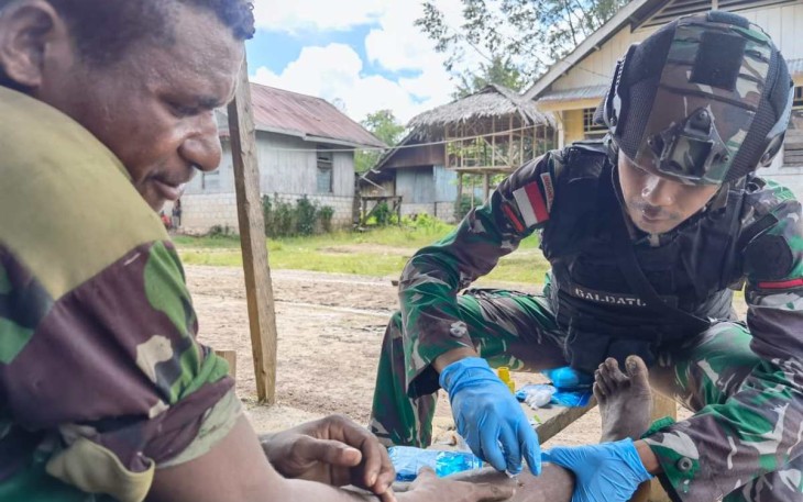 Pelayanan kesehatan satgas Yonif 310/KK untuk warga perbatasan