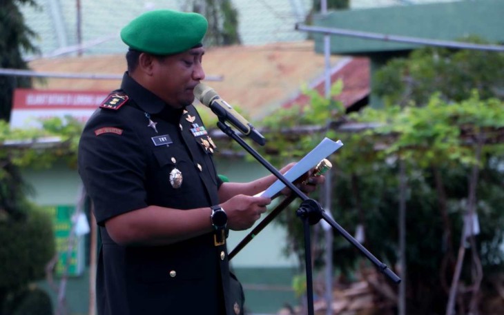 Dandim 0104/Atim Letkol Inf Tri Purwanto saat membacakan amanat Kasad, Jum'at (15/12)