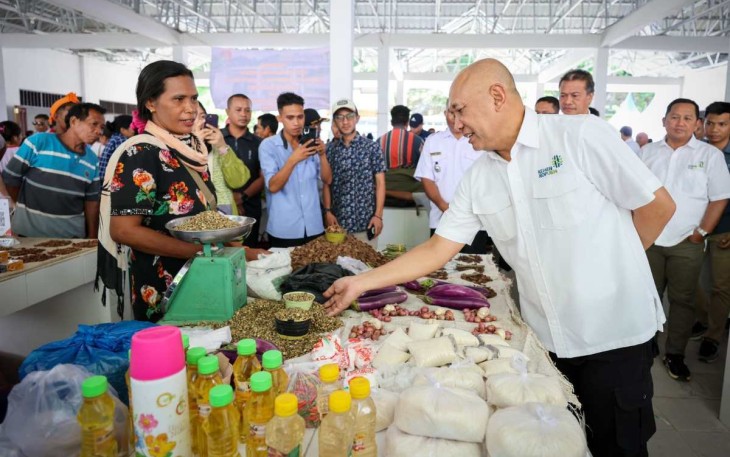 MenkopUKM Teten Masduki saat meninjau pedagang pasar Kareka Nduku Selatan , Sumba Barat, NTT