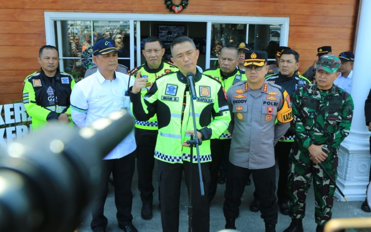Kapolda Jatim Irjen Pol Imam Sugianto saat konferensi pers, Senin (18/12)
