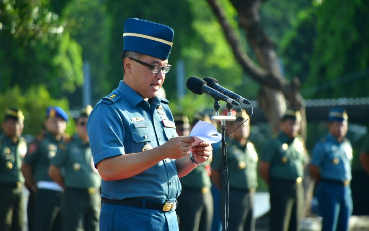 Pati Sahli Tk. III Bid. Banusia Panglima TNI, Laksda TNI Hanarko Djodi Pamungkas, saat membacakan Sambutan Presiden RI dalam amanatnya pada upacara peringatan Hari Bela Negara ke-75 Tahun 2023. Dengan mengusung Tema "Kobarkan Bela Negara untuk Indonesia Maju", berlangsung di Lapangan Apel B3 Mabes TNI Cilangkap, Jakarta Timur. Selasa (19/12/2023).