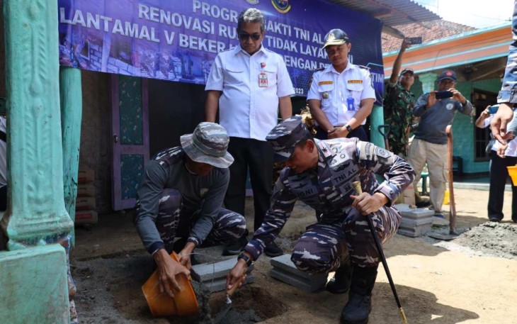 Peletakan batu pertama pembangunan renovasi rumah karya bakti TNI AL di Kabupaten Tulungagung 