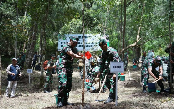 TNI AD Hijaukan Gunung Lawu, Kabupaten Magetan, Rabu (20/12)