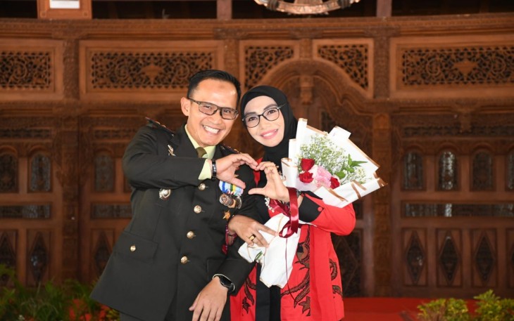 Peringatan Hari Ibu ke 95, Dandim 0802/Ponorogo Letkol Inf Hirta Juni Adriansyah bersama ibu