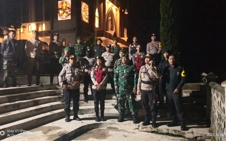 Beri rasa aman dalam perayaan malam Natal di Gereja Kota Bajawa