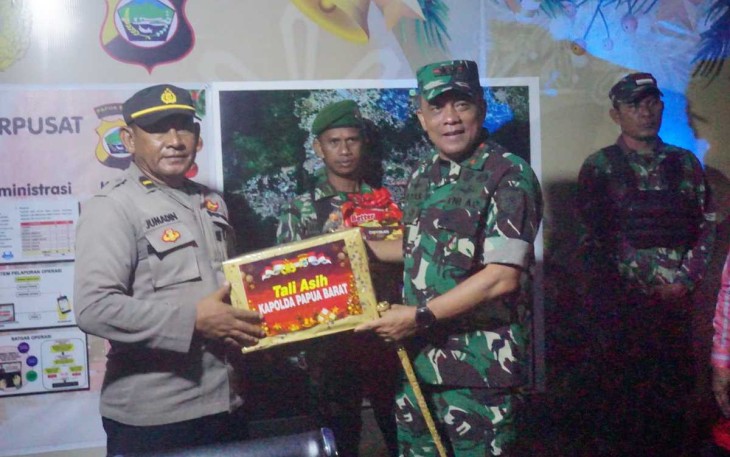 Pangdam XVIII Mayjen TNI Ilyas Alamsyah saat memberikan bingkisan perayaan Natal 