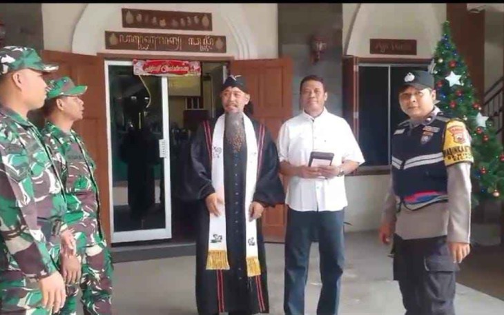 Pendeta Didik Hartono, M.Th saat berkomunikasi dengan Babinsa dan Bhabinkamtibmas