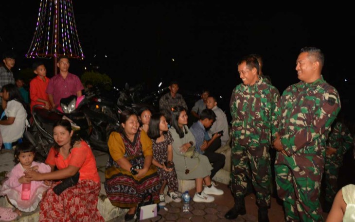 Danrem 023/KS Kolonel Inf Lukman Hakim saat patroli keamanan malam Natal