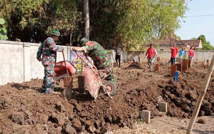Karya bakti Koramil 0718-01/Pati peninggian lahan makam di Desa Sinoman 