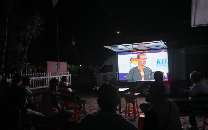 Situasi Nobar Debat ke Dua untuk Pemilu 2024 di Kediaman Ketua DPC Partai Gerindra Kota Blitar Endro Hermono bersama Sejumlah Anggota Partai Gerindra Kota Blitar dan Wakil Ketua DPC Partai Gerindra Kabupaten Blitar Tomi Gandhi Sansongko (Foto : Faisal NR / Klikwarta.com)