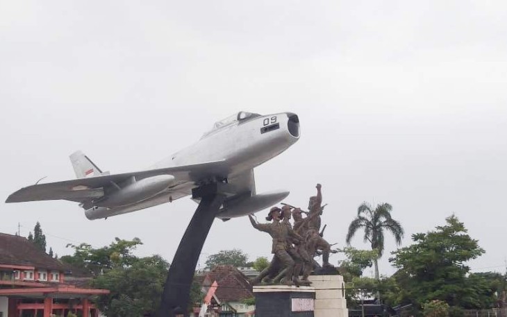 Monumen Pesawat F-86 Sabre TS-8609 