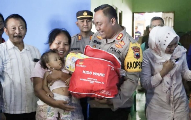 Kapolres Demak AKBP Budi Adhy Buono saat memberikan bantuan warga terdampak banjir, Minggu (1/1)