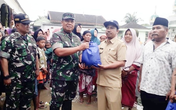 Pangdam V Brawijaya Mayjen TNI Farid Makruf saat memberikan bantuan korban terdampak banjir di Kabupaten Bangkalan, Minggu (1/1)