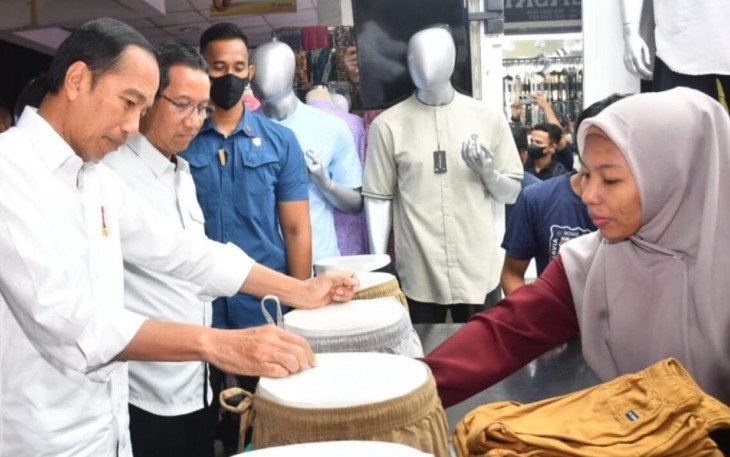 Presiden Joko Widodo meninjau Pasar Tanah Abang, Jakarta, pada Senin, 2 Januari 2023