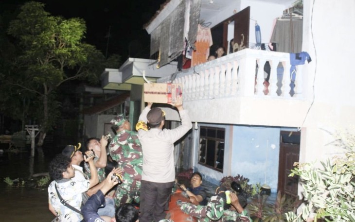 Kapolres Sampang AKBP Arman saat memberikan bantuan korban banjir