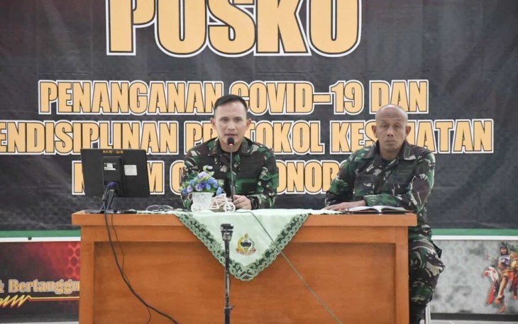 Dandim 0802/Ponorogo Letkol Inf Hirta Juni Adriansyah saat memberikan jam komandan 