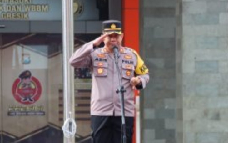 Kapolres Gresik AKBP Mochamad Aziz saat pimpin apel pagi, Senin (2/1)