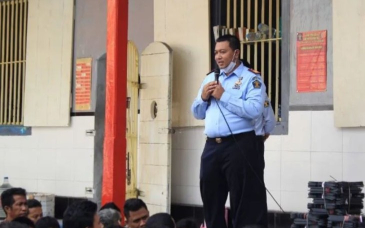 Kepala Rutan Situbondo Rudi Kristiawan ketika mensosialisasikan Permenkumham Nomor: M.HH-186.PK.05.09 TA 2022 kepada WBP Rutan Situbondo, Selasa (3/1)